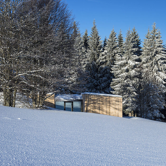 Das moderne Holzgebäude passt sich gut der verschneiten Landschaft an