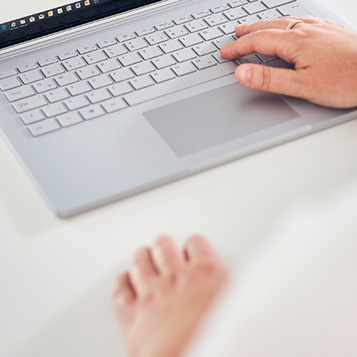 Closeup auf Hände einer Frau, die eine Computertastatur bedient