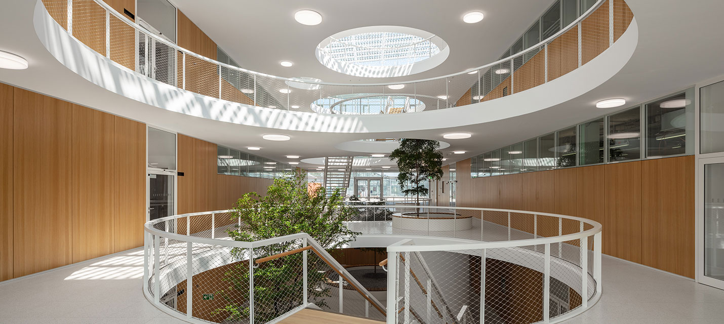 Fluransicht einer Etage des hellen Bürogebäudes des Julius Kühn-Instituts in Dossenheim