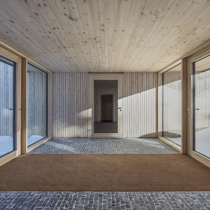 Heller Innenraum aus Holz mit Glaswänden 