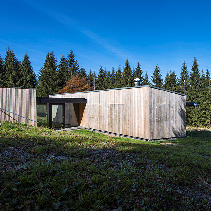 Das moderne Holzgebäude passt sich gut der Landschaft an