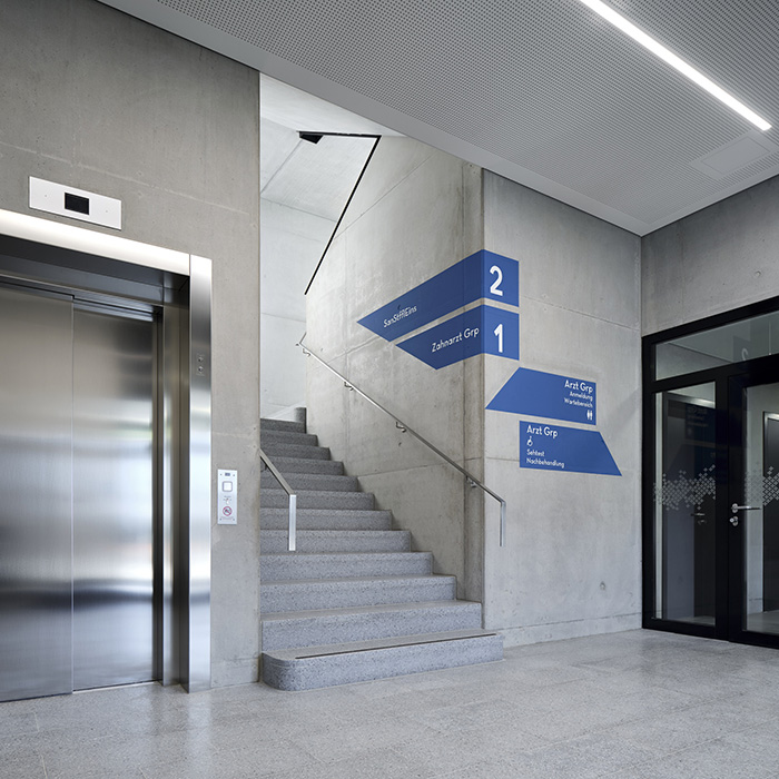 Innenraum mit Aufzug und Treppenhaus im modernen Sanitätsversorgungszentrum