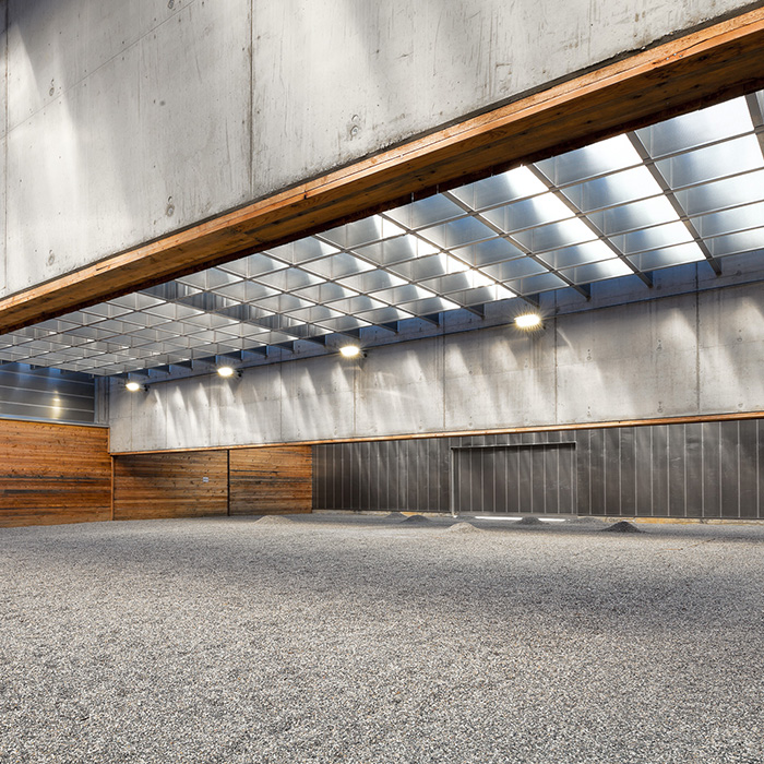 Innenraum der Schiessanlage, hier sind 3 Materialien dominant: Beton, Holz und Kies was für eine angenehme ruhige Atmosphäre sorgt