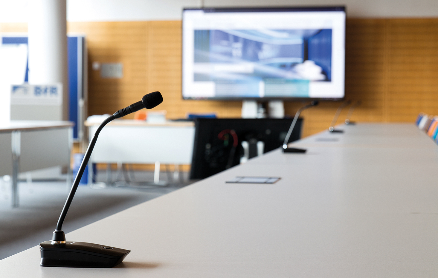 Ein Mikrophon steht auf einem Tisch im Konferenzraum