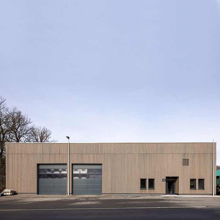 Schlichtes Gebäude mit Holzfassade