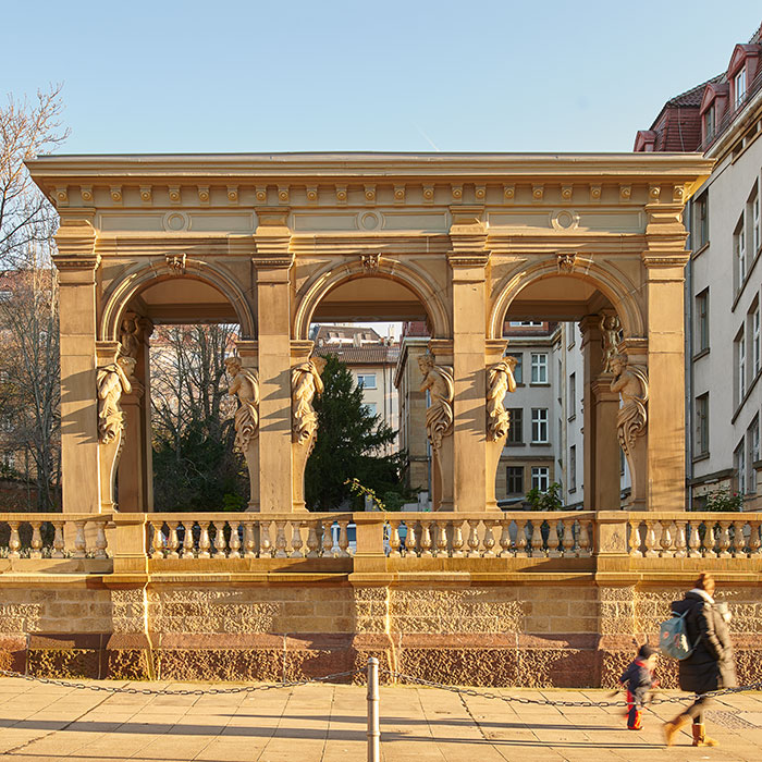 Gartenloggia der Villa Bohnenberger mit zwei Fußgängern im Vordergrund