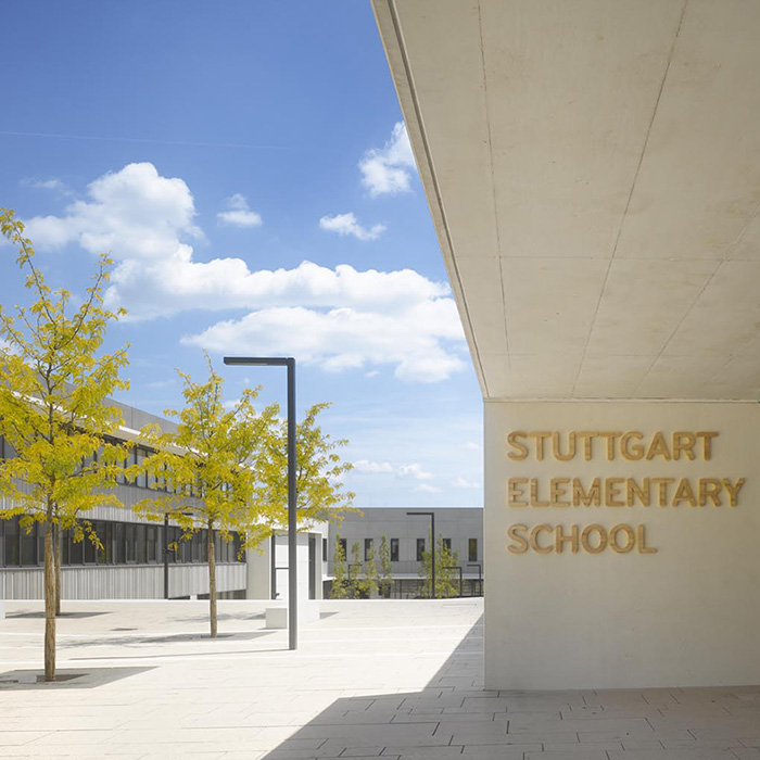 Aufnahme des Eingangsbereiches, die Fassade trägt die Aufschrift: Stuttgart Elementary School