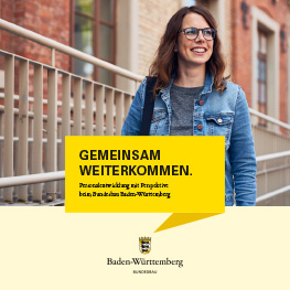 Cover der Broschüre zur Personalentwicklung mit Schwarzem Text auf einem Gelben Feld: Gemeinsam Weiterkommen
