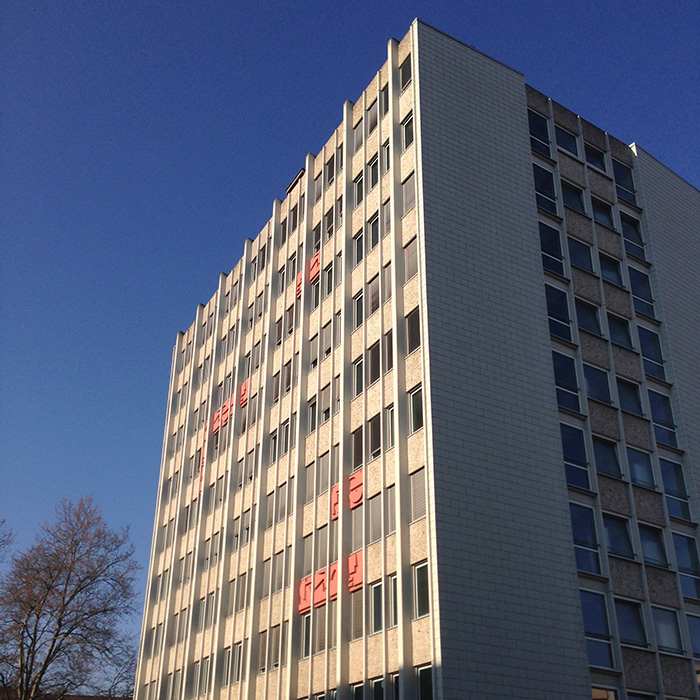 perspektivische Außenaufnahme des Gebäudes der Betriebsleitung in Freiburg mit blauem Himmel