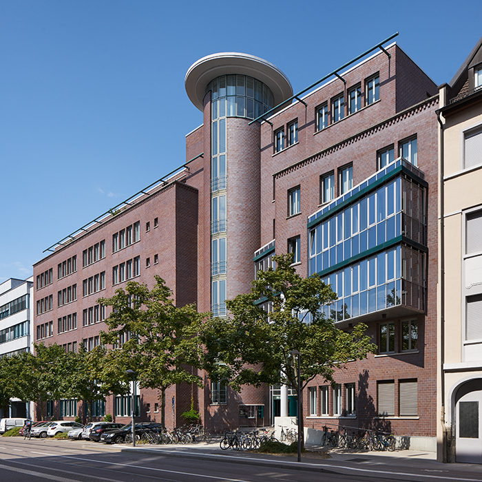 Außenaufnahme des Gebäudes des Staatlichen Hochbauamts Karlsruhe mit blauem Himmel