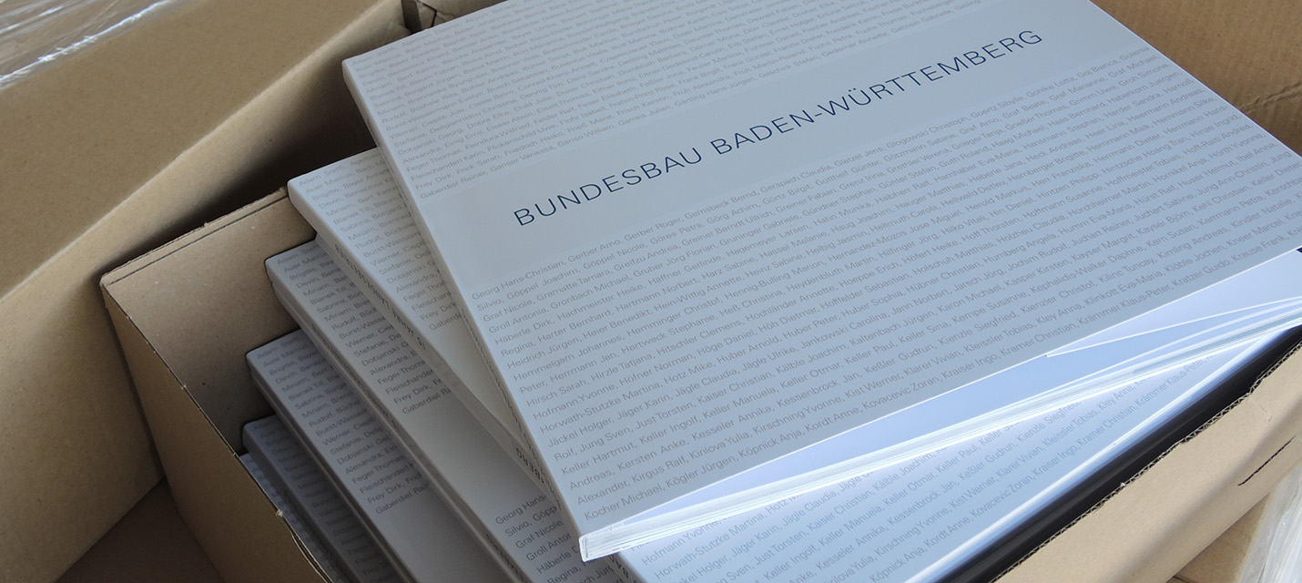 Mehrere Broschüren vom Bundesbau Baden-Württemberg aufeinander gestapelt